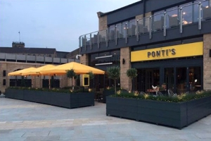 نمای بیرون رستوران