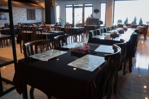 مزایا و معایب برگزاری جشن تولد در بهترین رستوران انزلی